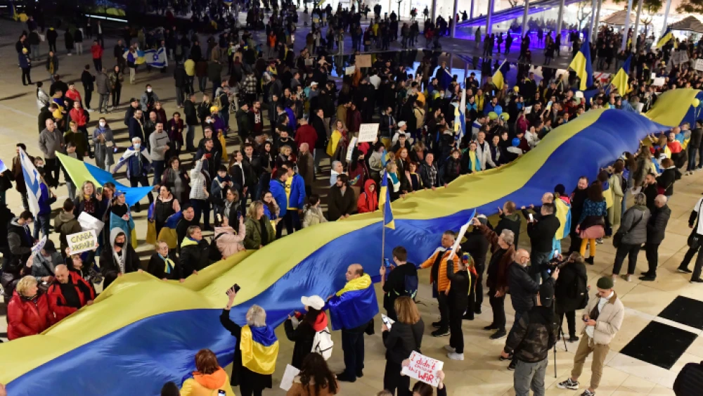 Demonstrators carry signs and flags during a protest in Tel Aviv against the Russian invasion of Ukraine, Feb. 26, 2022. Photo by Tomer Neuberg/Flash90.