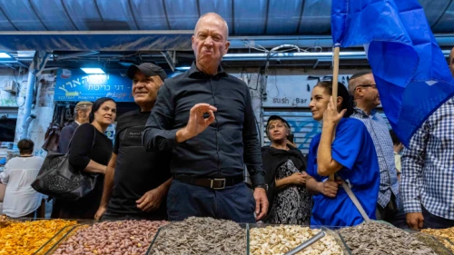 MK Yoav Galant visits the Mahane Yehuda market in Jerusalem, Oct. 20, 2022. Photo by Olivier Fitoussi/Flash90.