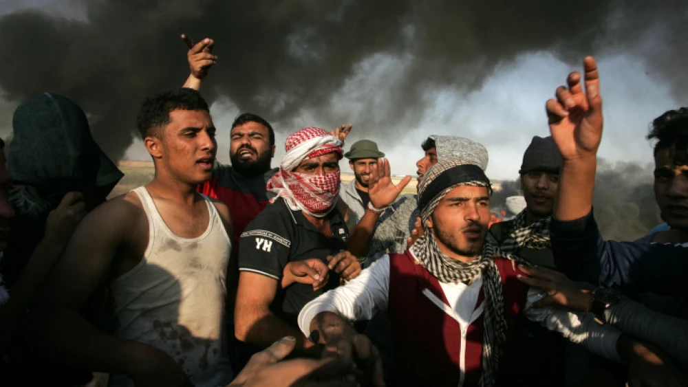 Palestinian protesters during clashes with Israeli security forces near the border with Israel, east of Khan Yunis, in the southern Gaza Strip, on April 1, 2018. Photo by Abed Rahim Khatib/Flash90