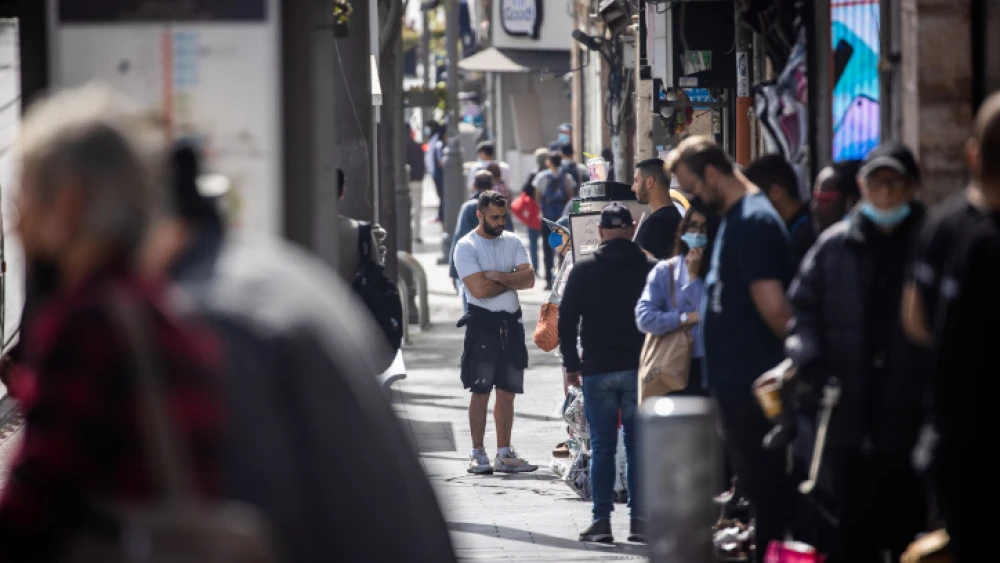 Jerusalemites stand for two minutes of silence as the siren sounds across Israel to mark Holocaust Remembrance Day, April 8, 2021. Yonatan Sindel/Flash90.