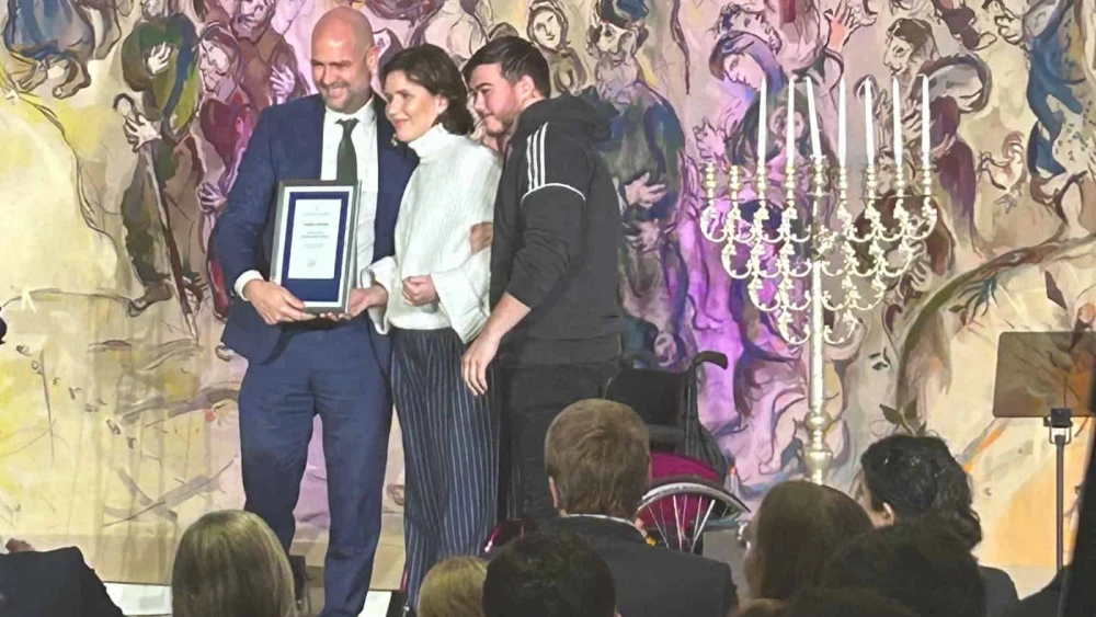 Knesset Speaker Amir Ohana presents a certificate of appreciation to Mishel Rukavisin, Dec. 30, 2024. Photo by Amelie Botbol.