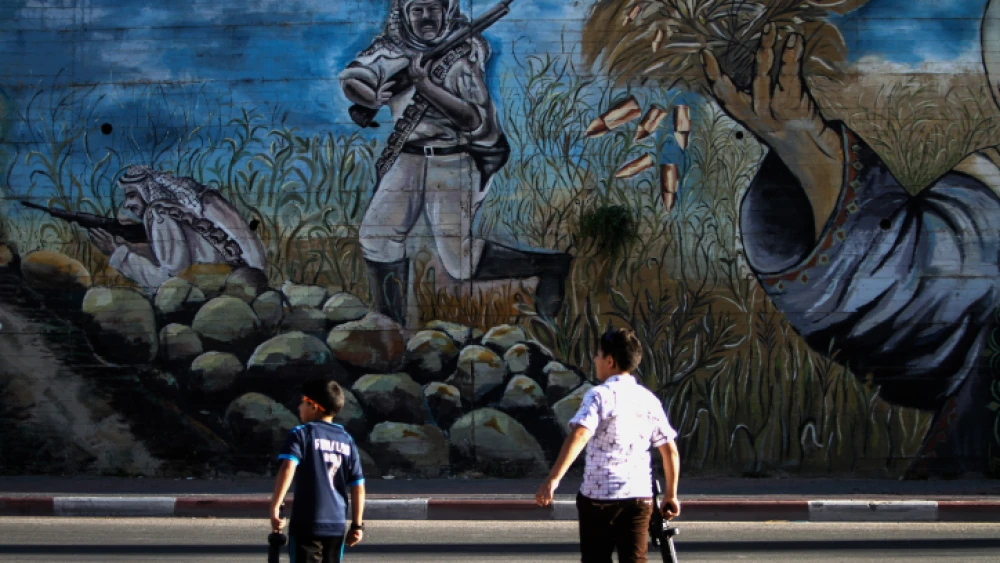 Palestinian children play with toy guns while celebrating the Eid al-Fitr holidays,in the West Bank city of Nablus, June 28, 2017. Photo by Nasser Ishtayeh/Flash90