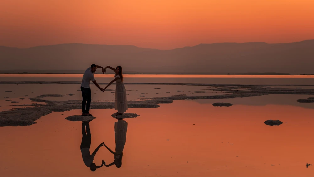 Illustration of a couple on the beach, Aug. 31, 2019. Photo by Mila Aviv/Flash90