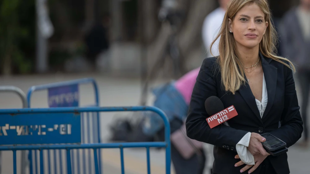 Channel 12 reporter Yolan Cohen outside the trial of Israeli Prime Minister Benjamin Netanyahu at the Distrcit Court in Tel Aviv, December 10, 2024. Photo by Chaim Goldberg/Flash90.