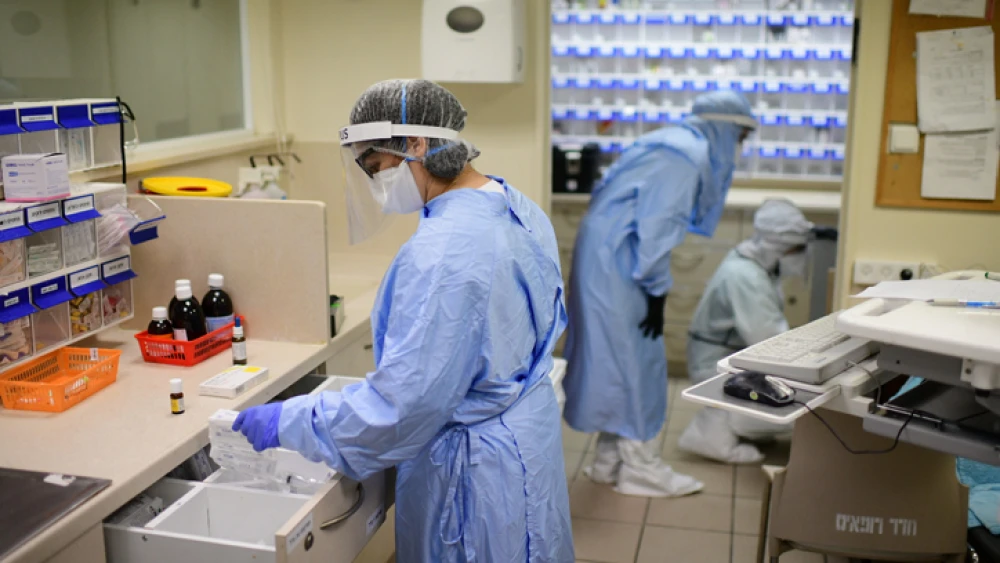 Staff in the coronavirus ward of Ichilov Hospital, Tel Aviv Sourasky Medical Center, on Jan. 1, 2021. Photo by Tomer Neuberg/Flash90.