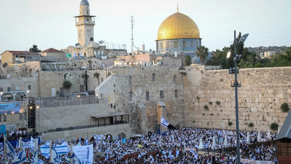 Crowds of people celebrate “Jerusalem Day” at the Western Wall in the Old City. June 2, 2019. Photo by Noam Revkin Fenton/Flash90.