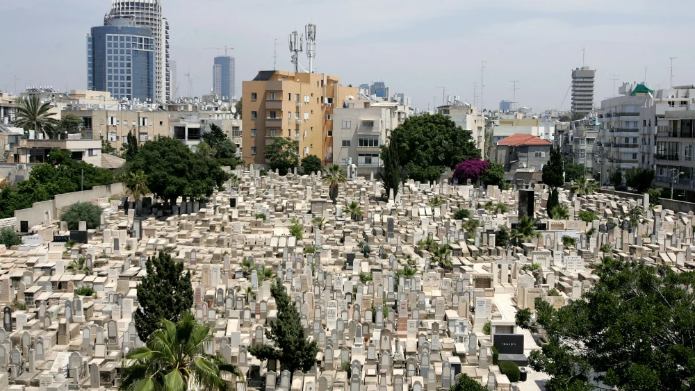A view of the Trumpeldor cemetery, built in 1902 by one of Tel Aviv’s founders, Shimon Rokach. It’s named after Yosef Trumpeldor, a Jewish Russian war hero who lived in the beginning of the 20th century. Many of the city’s founding fathers, central Zionist and cultural figures are buried here. Credit: Moshe Shai/Flash90.
