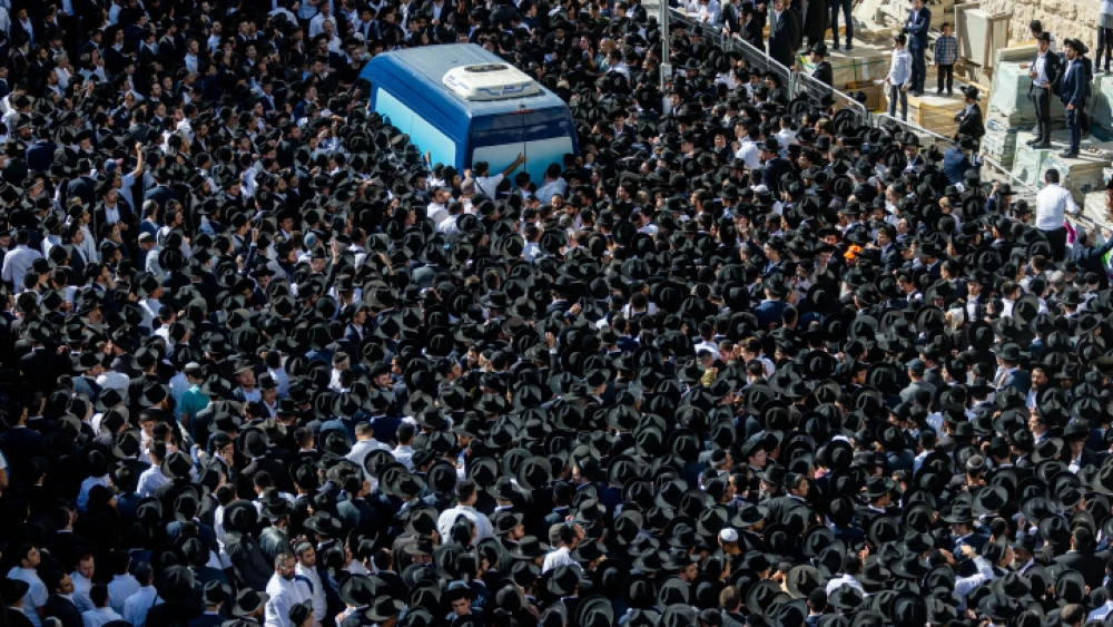 The funeral of Rabbi Shalom Cohen, head of the Porat Yosef yeshivah and spiritual leader of the Shas Party, in Jerusalem on Aug. 22, 2022. Photo by Yonatan Sindel/Flash90.