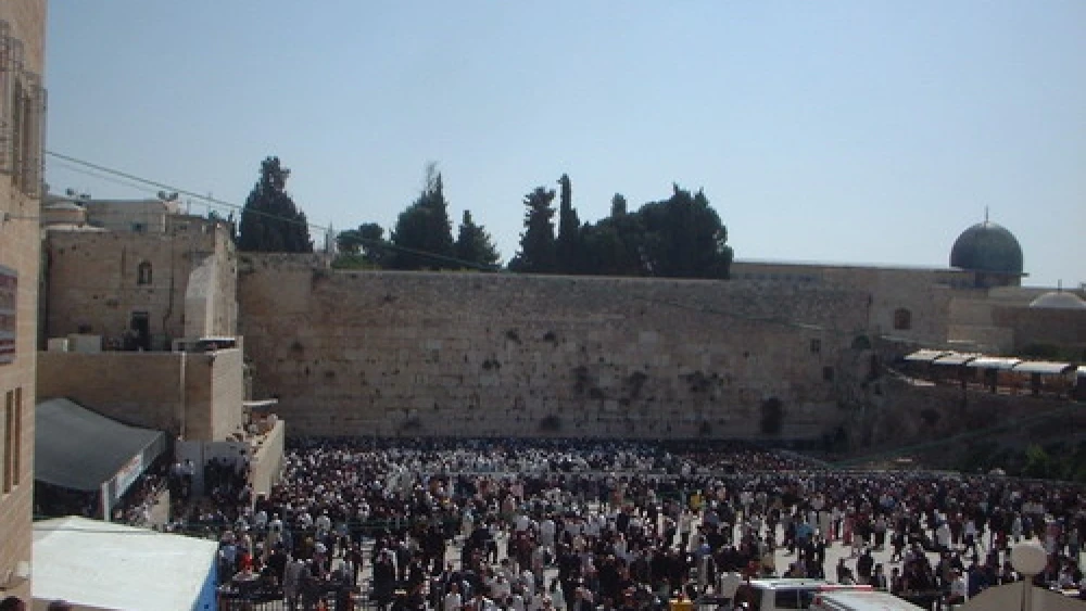 A large crowd gathers at the Western Wall on Passover to receive the priestly blessing, known as Birkat Kohanim. Credit: Wikimedia Commons.