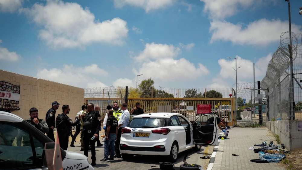 Israeli security forces at the scene of an attempted stabbing attack at the entrance to Netiv Ha'asara, along the border with the Gaza Strip, July 22, 2024. Credit: Flash90.