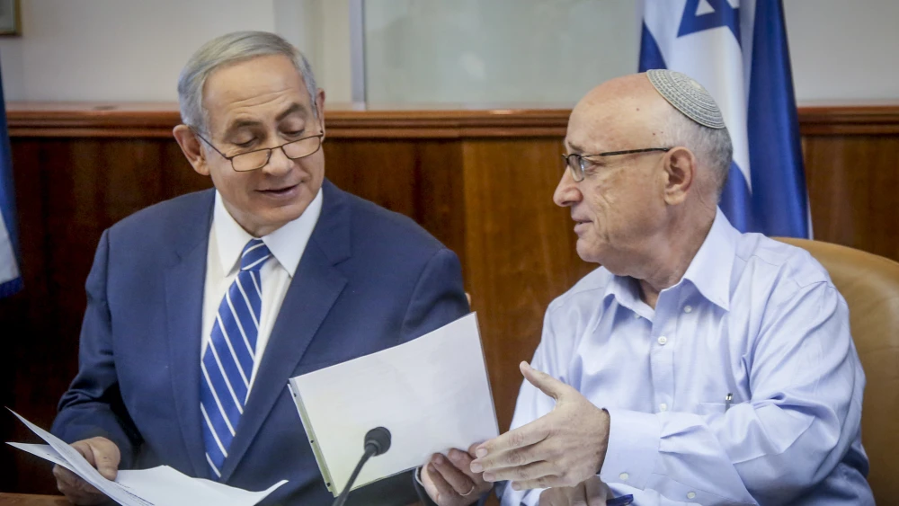 Israeli Prime Minister Benjamin Netanyahu with Israeli National Security Adviser Jacob Nagel at the weekly cabinet meeting in Jerusalem on Sept. 18, 2016. Credit: Marc Israel Sellem/POOL.