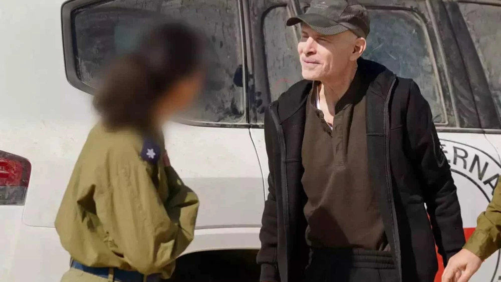 Keith Siegel meets an IDF major after being released from Gaza on Feb. 1, 2025. Credit: IDF Spokesperson's Unit.