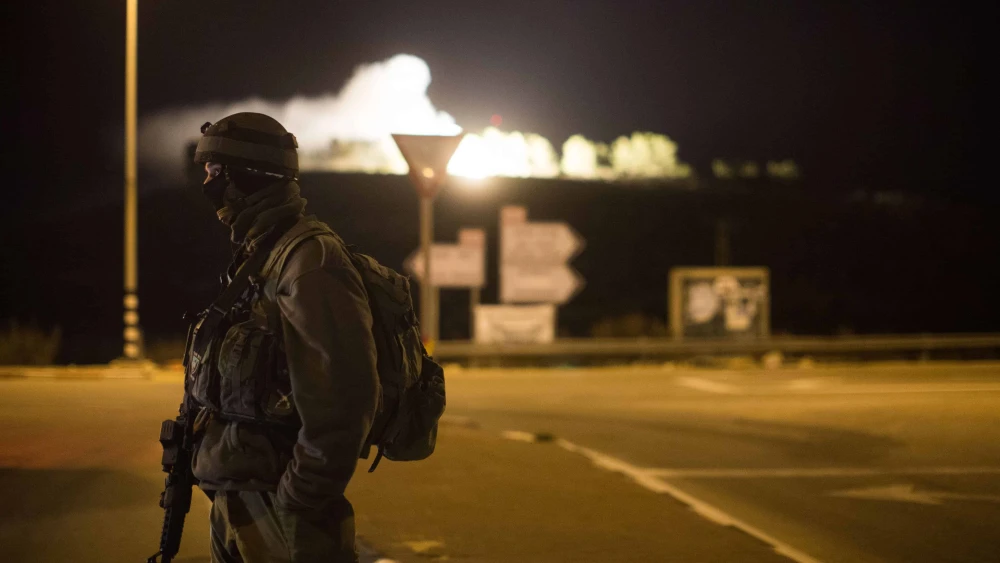 Israeli security near the Israeli settlement of Otniel, South Hebron Hills region where a Jewish woman in her 30's was killed in a stabbing attack in her home on January 17, 2016. Israeli security forces are searching the area for the terrorist. January 17, 2016. Photo by Yonatan Sindel/FLASH90 *** Local Caption *** æéøú äôéâåò á òåúðéàì ã÷éøä äøåâ