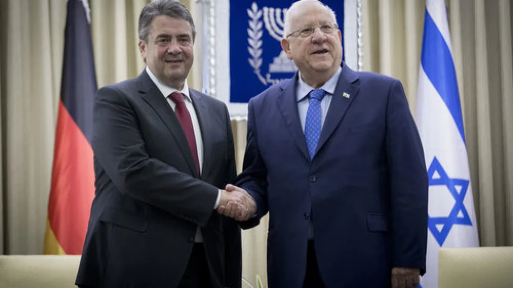 Israeli President Reuven Rivlin (right) meets with German Foreign Minister Sigmar Gabriel in Jerusalem, April 25, 2017. Credit: Yonatan Sindel/Flash90.