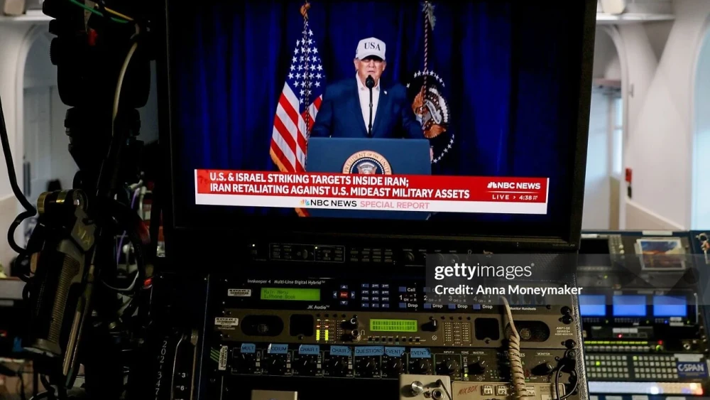 El presidente estadounidense Donald Trump en la Sala de Prensa James S. Brady de la Casa Blanca en Washington, D.C., donde anunció que Estados Unidos e Israel habían lanzado un ataque contra Irán la mañana del sábado. Foto: Anna Moneymaker/Getty Images.