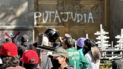 Graffiti reading an antisemitic slur is seen sprayed on the gates of Mexico City’s National Palace on Nov. 15, 2025 during violent anti-government protests targeting President Claudia Sheinbaum. Source: @gidonsaar/X.