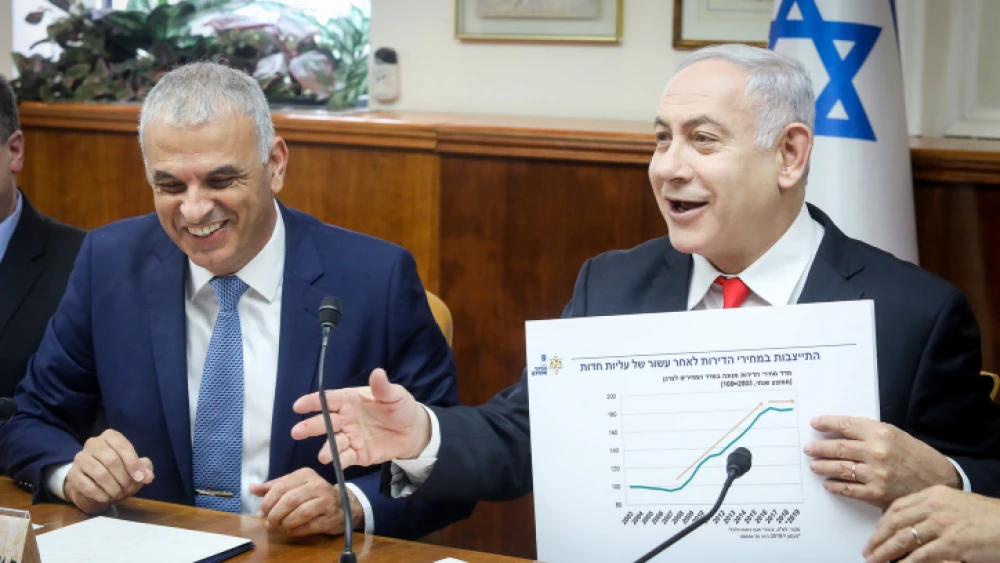 Israeli Prime Minister Benjamin Netanyahu with Finance Minister Moshe Kahlon at the weekly Cabinet meeting, at the Prime Minister's Office in Jerusalem, on Dec. 15, 2019. Photo by Marc Israel Sellem/POOL.