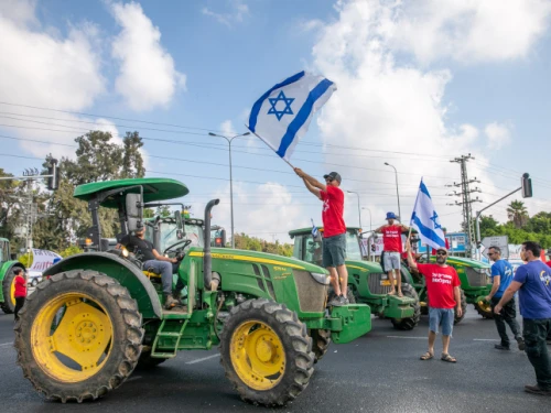 Israeli farmers block junctions all over Israel in protest of the Finance and Agriculture ministries plan to open up the fruit and vegetable market for import, at the Bilu Junction, on July 29, 2021. Photo by Yossi Aloni/Flash90.