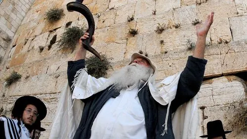 The shofar is customarily blown on Rosh Hashanah. Credit: Wikimedia Commons.