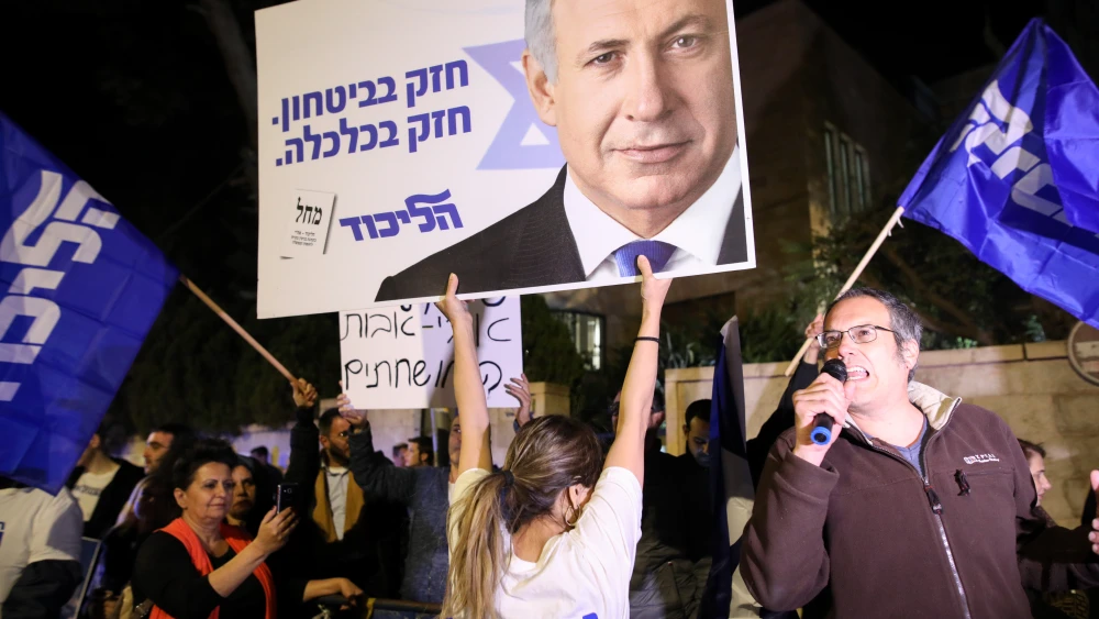 Supporters of Israeli Prime Minister Benjamin Netanyahu demonstrate outside his residence following the announcement by Attorney General Avichai Mandelblit on indictment charges, November 2019. Photo by Noam Revkin Fenton/Flash90.