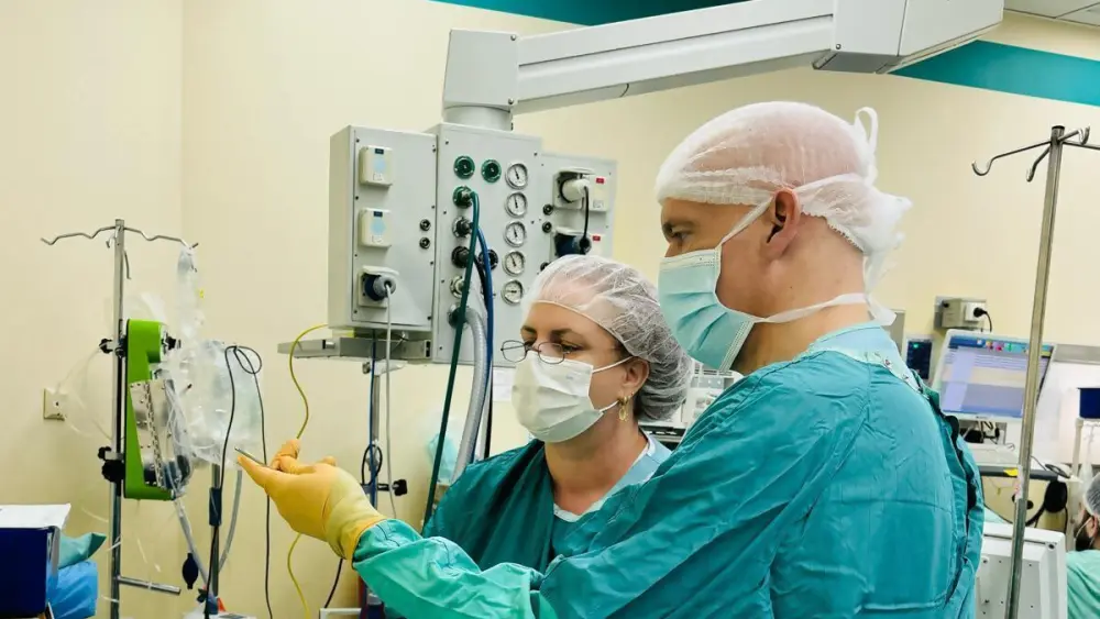 Kineret Tenenbaum (left), head of the Twin Pregnancy Clinic at Clalit-Beilinson Hospital, together with Dr. Yuval Gielchinsky during surgery in May, 2026. Credit: Clalit-Beilinson.
