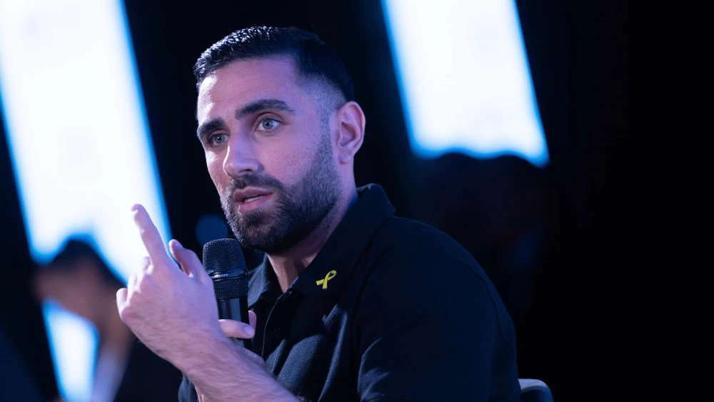 Former hostage Segev Kalfon attends the Israel Hayom conference in Jerusalem, Nov. 17, 2025. Photo by Yonatan Sindel/Flash90.