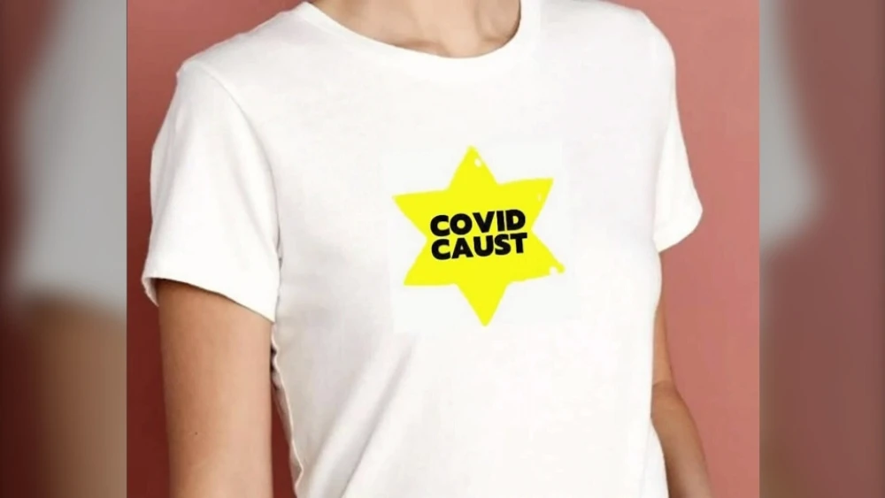 A T-shirt designed by Canadian TV producer Susan Standfield comparing COVID-19 vaccinations to the Holocaust. Source: Screenshot.