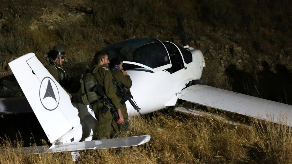 Israeli soldiers guard at the site of where a light aircraft crashed while attempting an emergency landing in an open area near Jerusalem, on Sept. 30, 2022. Photo by Wisam Hashlamoun/Flash90.