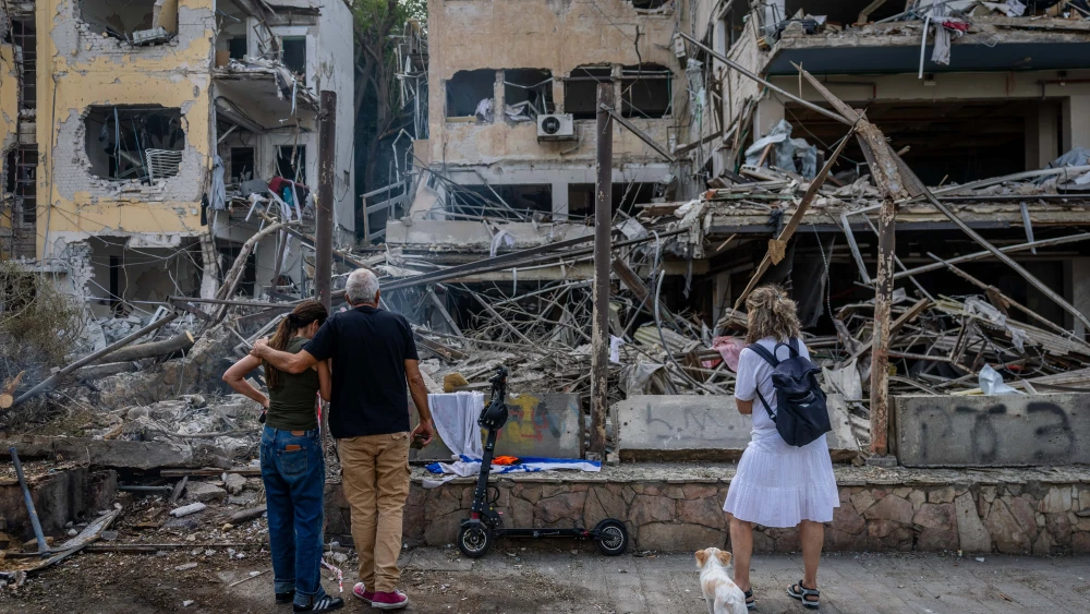 Israeli security and rescue personnel at the scene where a ballistic missile fired from Iran hit in Tel Aviv, June 16, 2025. Photo by Chaim Goldberg/Flash90.