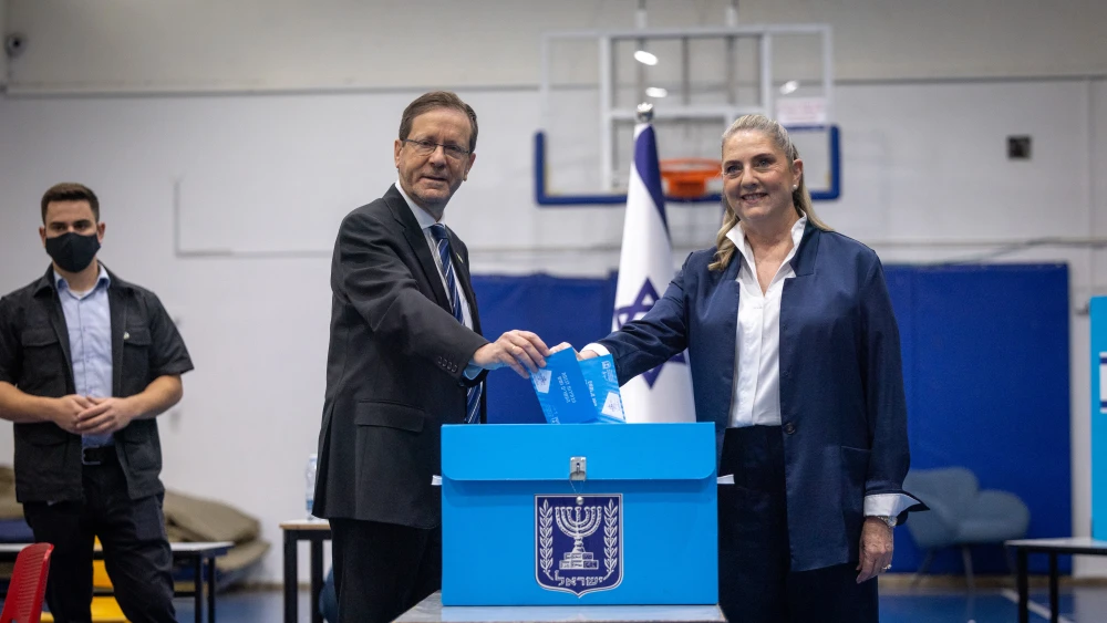 Israeli President Isaac Herzog and his wife Michal cast their ballots at a polling station in Jerusalem, during Election Day in Israel, Oct. 27, 2026. Photo by Yonatan Sindel/FLASH90.