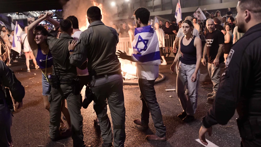 Israelis block the Ayalon Highway and clash with police in Tel Aviv, during a protest calling for the release of hostages held by Hamas terrorists in Gaza, Sept. 1, 2024. Photo by Tomer Neuberg/Flash90.