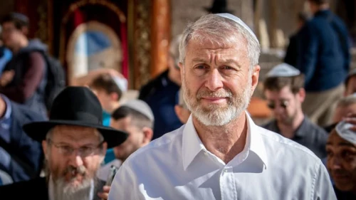 Russian-Israeli tycoon Roman Abramovich arrives at the Western Wall for his son Aaron's bar mitzvah, Dec. 20, 2022. Photo by Arie Leib Abrams/Flash90.