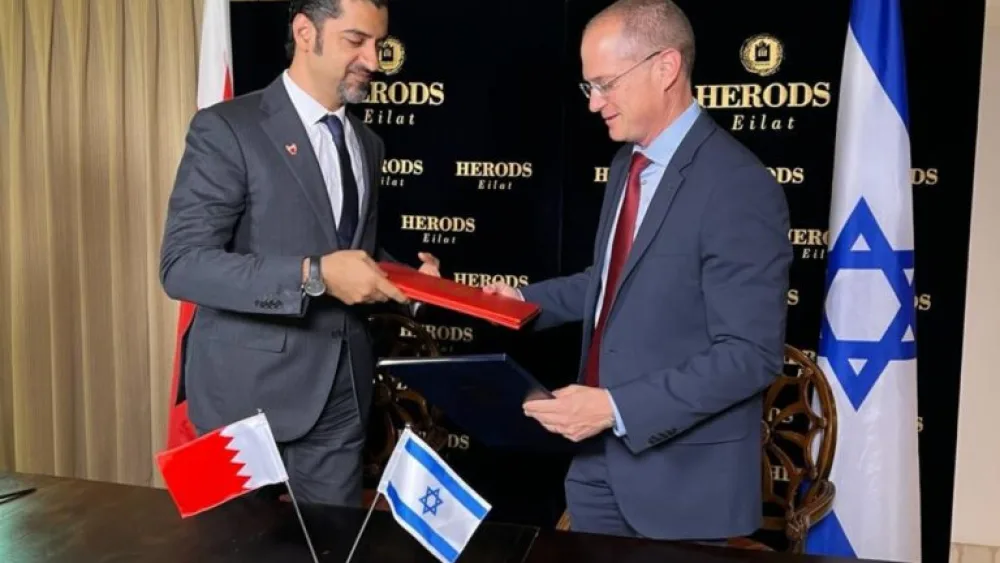 Bahraini Minister of Agriculture Wael Bin Nasser Al Mubarak, left, and Israeli Minister of Agriculture and Rural Development Oded Forer sign a declaration of cooperation at the Agrisrael-Sea the Future conference in Eilat, Oct. 19, 2022. Photo by Rotem Lahav.