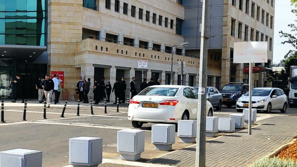 Security guards outside the Hillel Yaffe Medical Center in Hadera after accompanying opposition leader Benjamin Netanyahu there for medical treatment on Nov. 21, 2021. Photo by TPS.