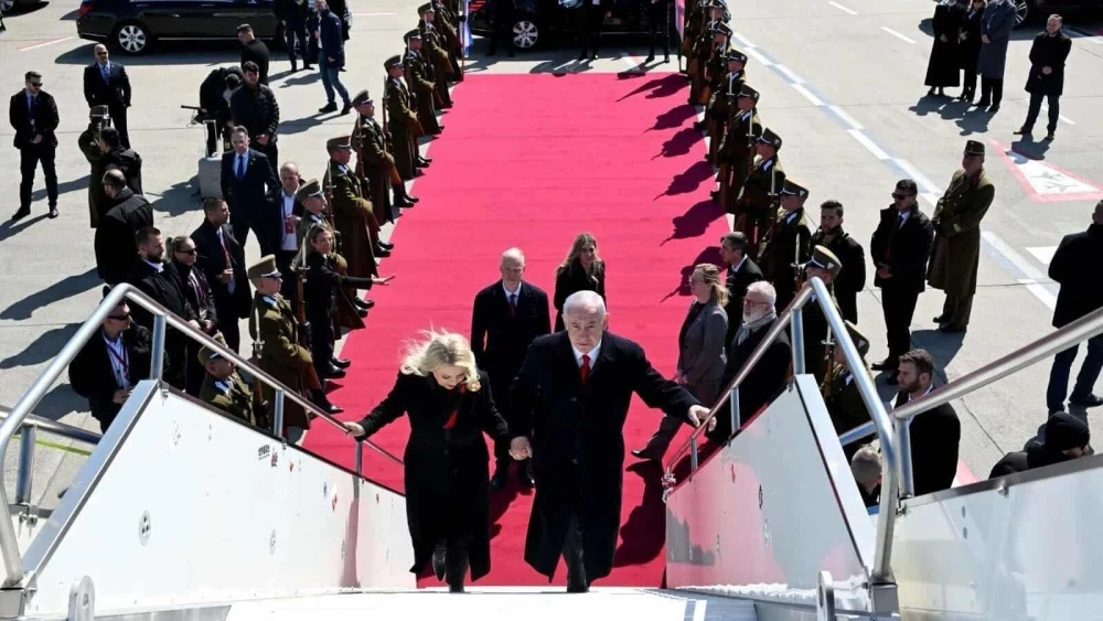 Israeli Prime Minister Benjamin Netanyahu and his wife Sara board the Wing of Zion plane in Budapest for their departure to Washington on April 6, 2025. Photo by Avi Ohayon/GPO.