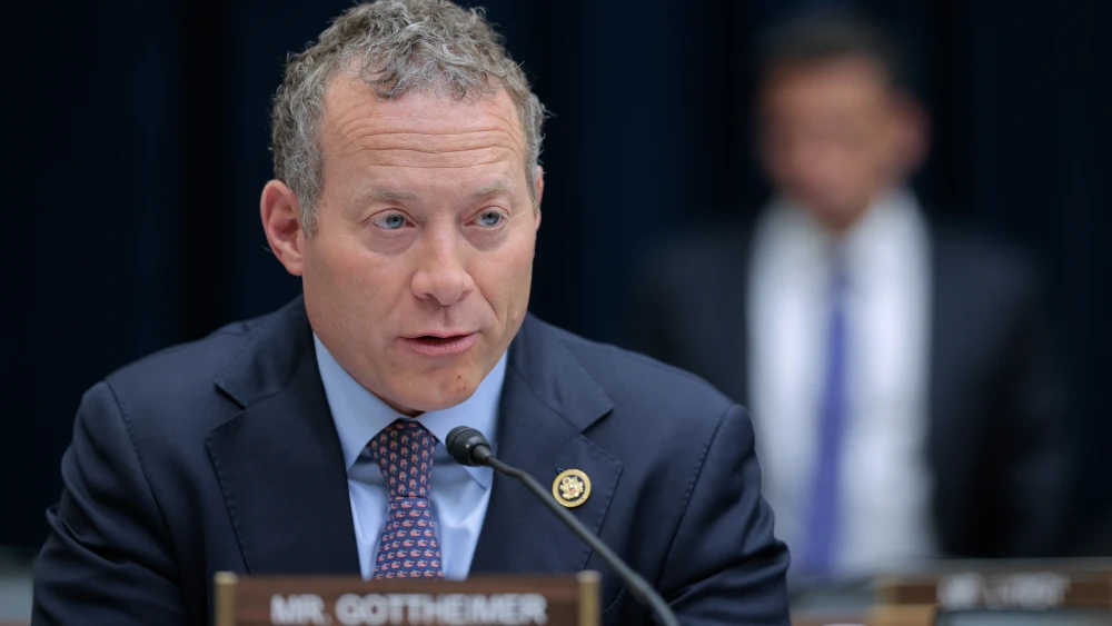 Rep. Josh Gottheimer (D-N.Y.), a member of the House Financial Services Committee, questions Federal Reserve Chair Jerome Powell during a hearing in the Rayburn House Office Building on Capitol Hill, in Washington, D.C., on June 24, 2025. Credit: Chip Somodevilla/Getty Images.