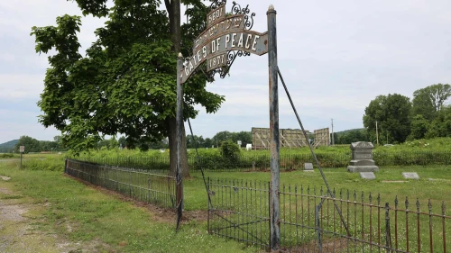 Gates of Peace Jewish cemetery in Louisiana, Mo. Photo by Bill Motchan.