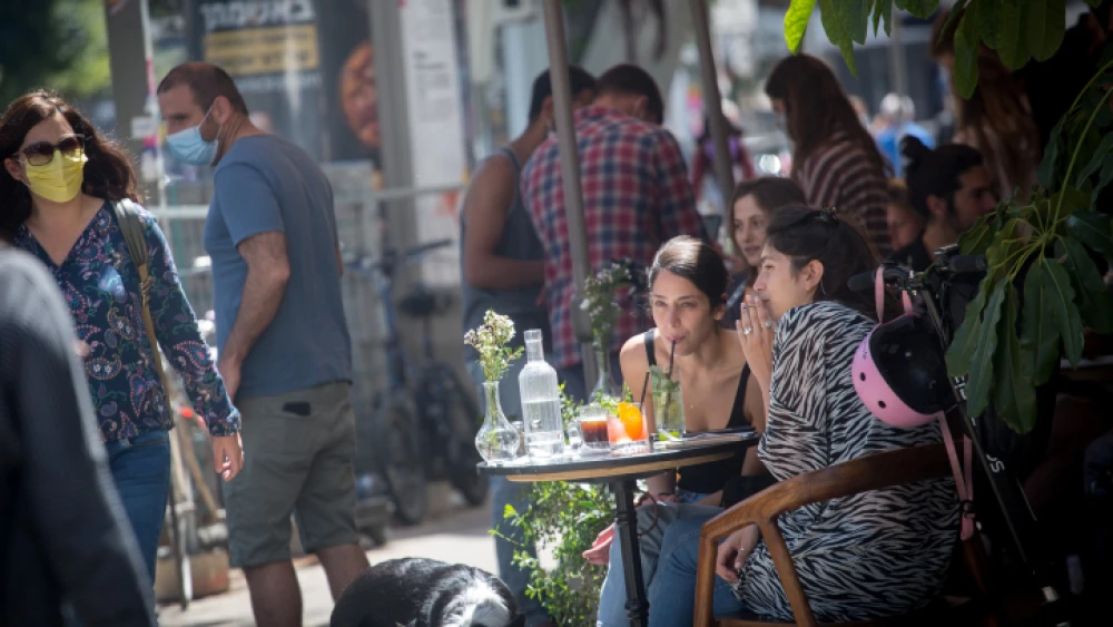 Crowds back out in Tel Aviv after a year of grappling with coronavirus lockdowns, April 4, 2021. Photo by Miriam Alster/Flash90.