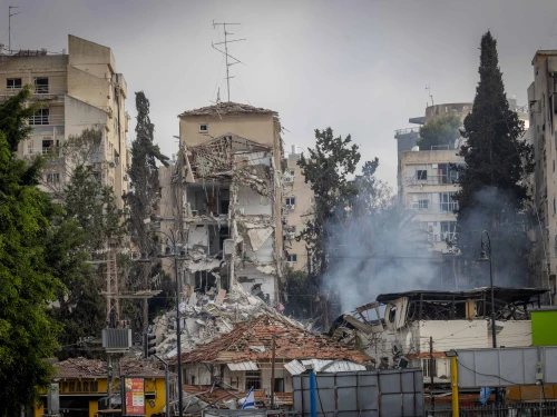 Israeli security and rescue forces at the scene where an Iranian ballistic missile hit a residential building in Rehovot, June 15, 2025. Photo by Chaim Goldberg/Flash90.