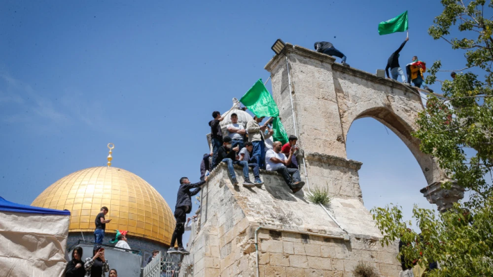 Protesters wave Hamas flags after Friday prayers, at the Al Aqsa mosque compound in Jerusalem's Old City, April 22, 2022. Photo by Jamal Awad/Flash90.
