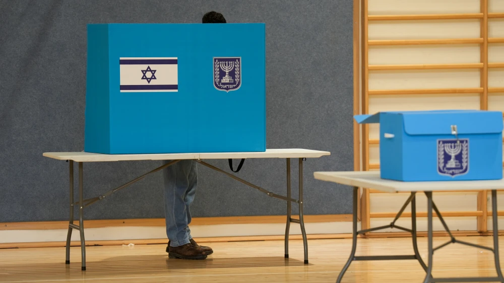 Israelis cast their ballots at a polling station in the northern border town of Metula, Oct. 27, 2026. Photo by Ayal Margolin/Flash90.
