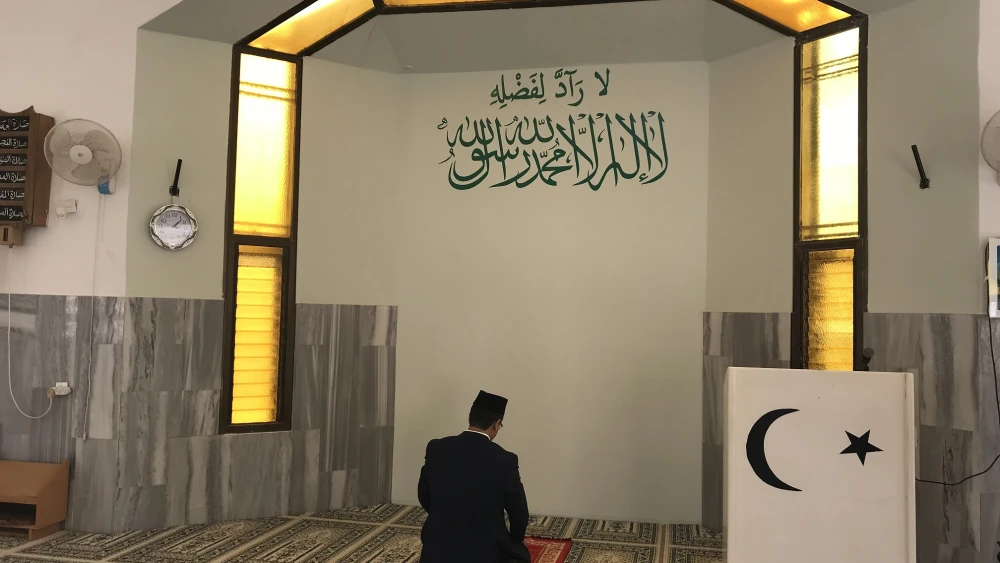 Kababir Spokesperson, Mu'ath Odeh, praying at the Mahmood Mosque. Credit: Eliana Rudee.