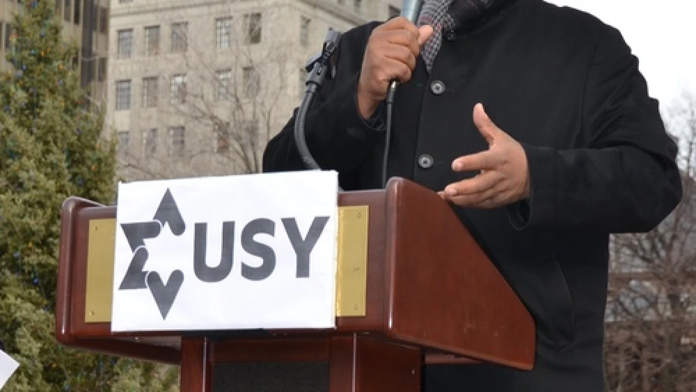 Click photo to download. Caption: Pastor Corey Brooks of the New Beginnings Church of Chicago speaks at the Dec. 26 “Praying With Our Feet” rally against gun violence organized by United Synagogue Youth (USY). Credit: USY.