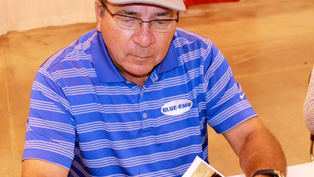Former Major League Baseball player Johnny Bench signs autographs in Houston in May 2014. Credit: Eric Enfermero via Wikimedia Commons.