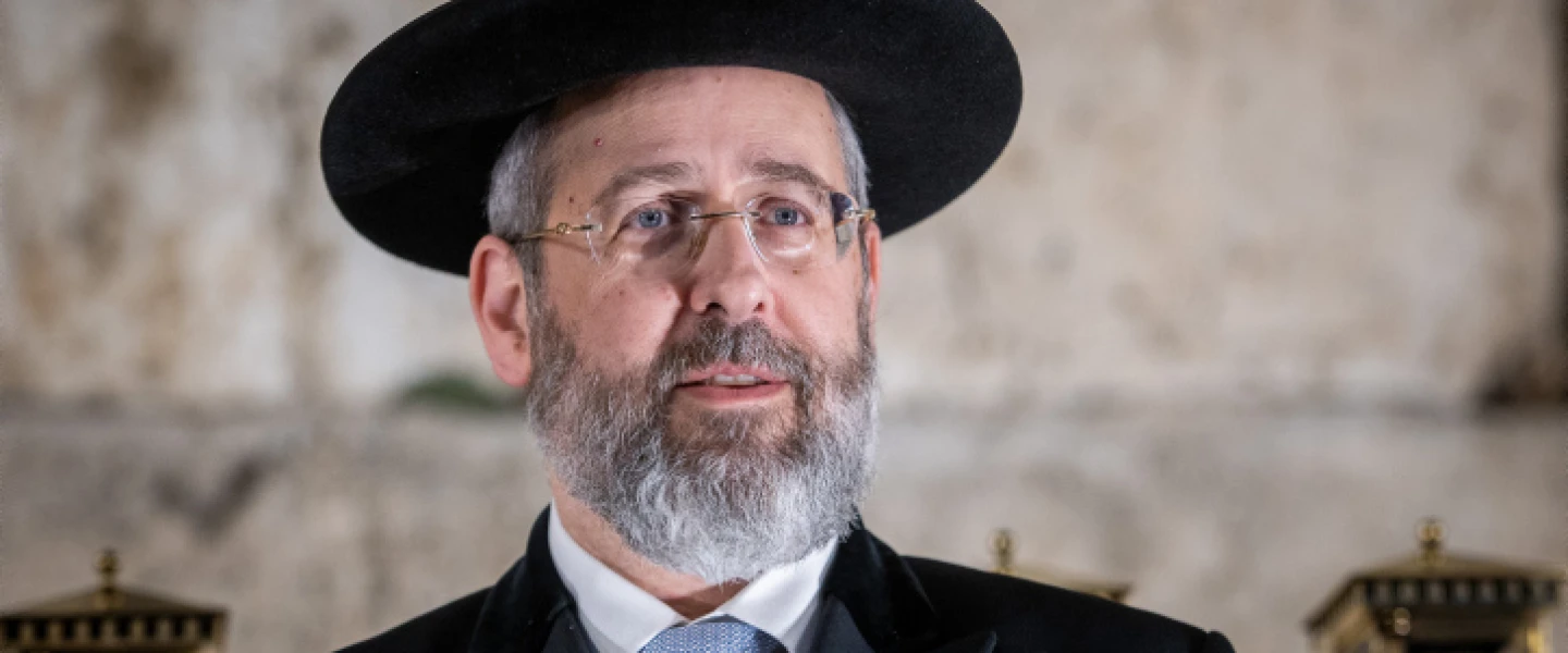 Israel's Ashkenazi Chief Rabbi David Lau at the Western Wall in Jerusalem, Nov. 28, 2021. Photo by Flash90.