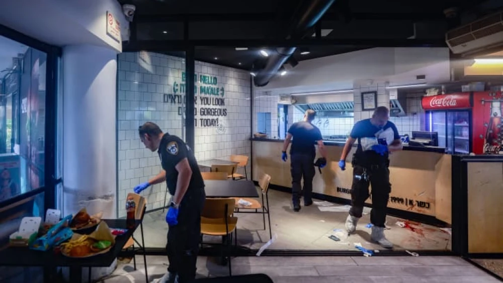 Police at the scene of a terror attack in the Israeli town of Ma'aleh Adumim, outside of Jerusalem, Aug. 1, 2023. Photo by Chaim Goldberg/Flash90.
