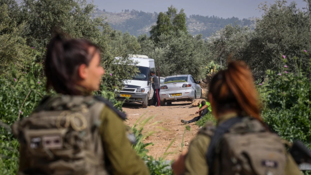 Israeli soldiers near a gap in the security fence, as Palestinians try to cross into Israel, near Mevo Horon, March 3, 2022. Photo by Flash90.
