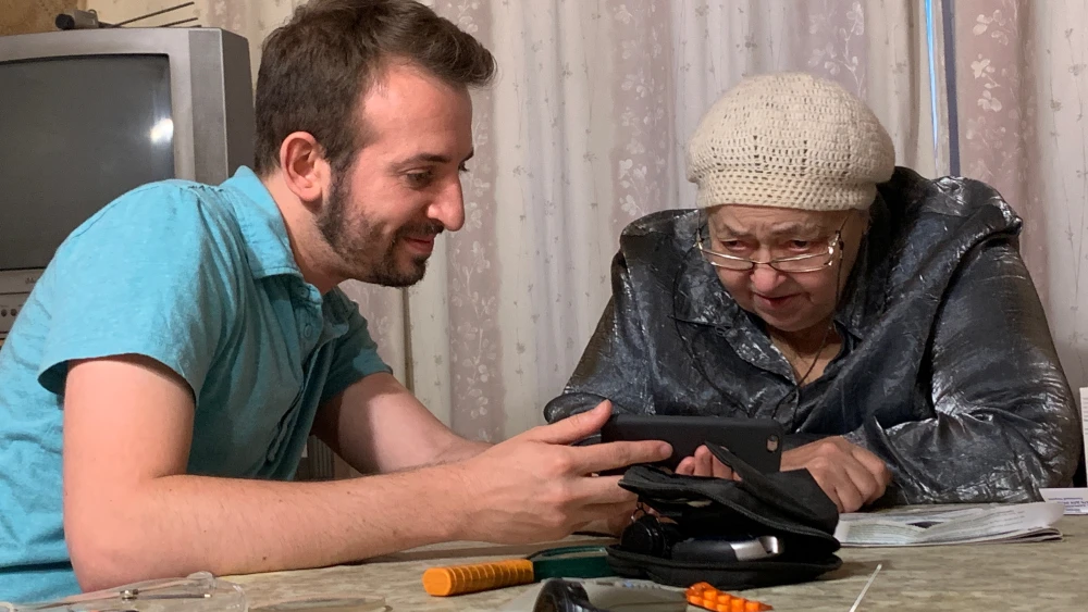 Alex Weisler and Asya Shmushkevich. Credit: JDC.