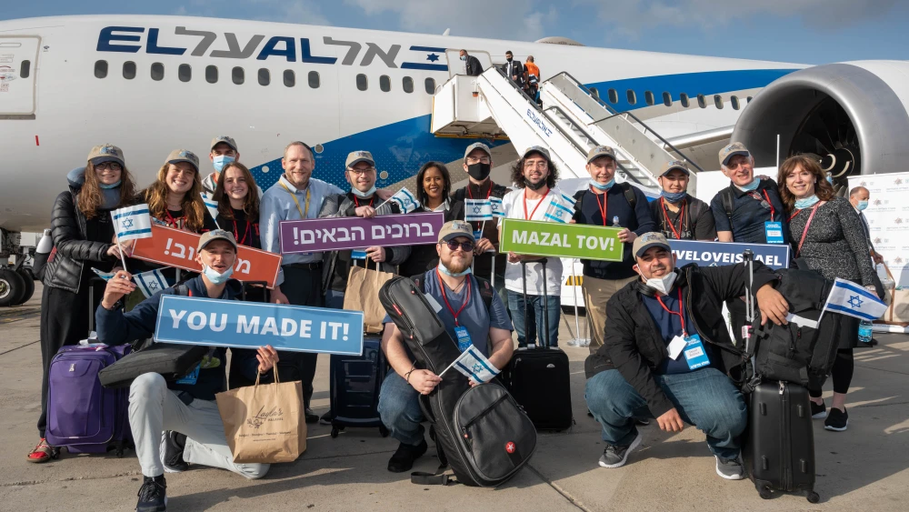 Israeli Aliyah and Integration Minister Pnina Tamano-Shata (back row, seventh from the right) welcomes new immigrants from North America at Ben-Gurion International Airport, April 26, 2021. Credit: Nefesh B'Nefesh.