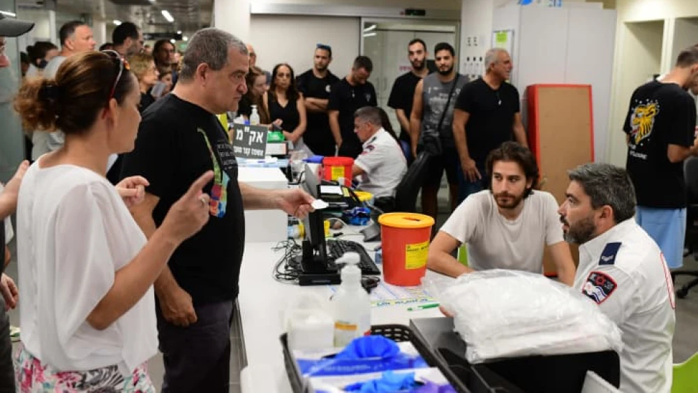 Hundreds in line at Tel Aviv Sourasky Medical Center (Ichilov Hospital) to donate blood for those wounded by a barrage of rockets fired by the Hamas terrorist group into Israel on Oct. 7, 2023. Photo by Tomer Neuberg/Flash90.